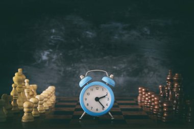 Görüntü satranç oyununu ve saat. İş, rekabet, strateji, liderlik ve başarı kavramı