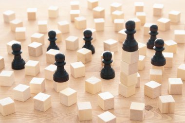 bir piramit üstünde duran satranç şekil görüntüsü. İş, rekabet, strateji, liderlik ve başarı kavramı