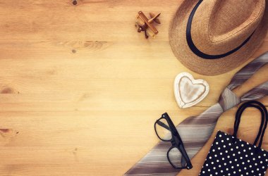 Üstten görünüm görüntü erkek fedora şapka ve kravat. Babalar günü kavramı