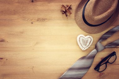 Üstten görünüm görüntü erkek fedora şapka ve kravat. Babalar günü kavramı