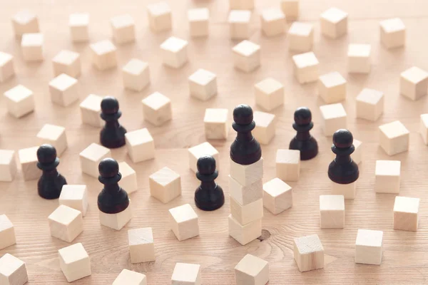 Bild Einer Schachfigur Die Auf Einer Pyramidenspitze Steht Business Wettbewerb — Stockfoto