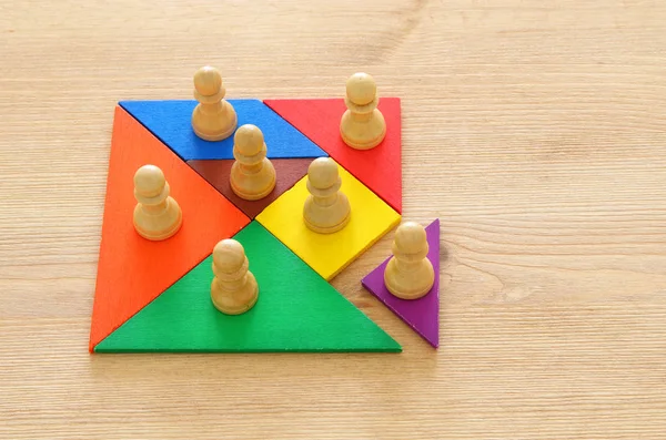 Afbeelding Van Tangram Puzzel Blokken Met Chess Cijfers Houten Tafel — Stockfoto