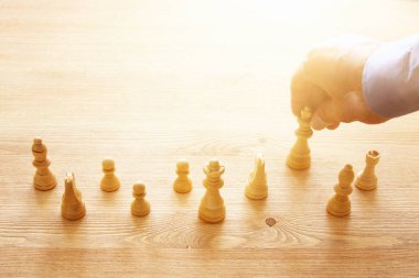 Satranç görüntüsü. İş, rekabet, strateji, liderlik ve başarı kavramı.