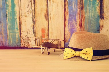 Erkek fedora şapka ve uçak oyuncak ahşap masa üzerinde görüntü. Babalar günü kavramı