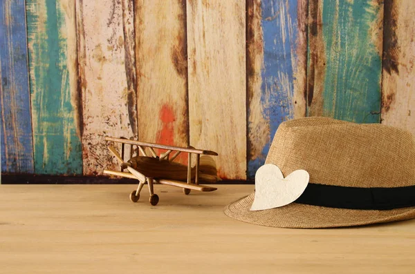 Εικόνα Του Αρσενικό Fedora Καπέλο Και Αεροπλάνο Παιχνίδι Πάνω Από — Φωτογραφία Αρχείου