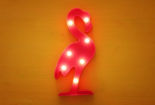 Une Lampe Flamant Rose Plastique Avec Des Leds Sur Fond — Photo