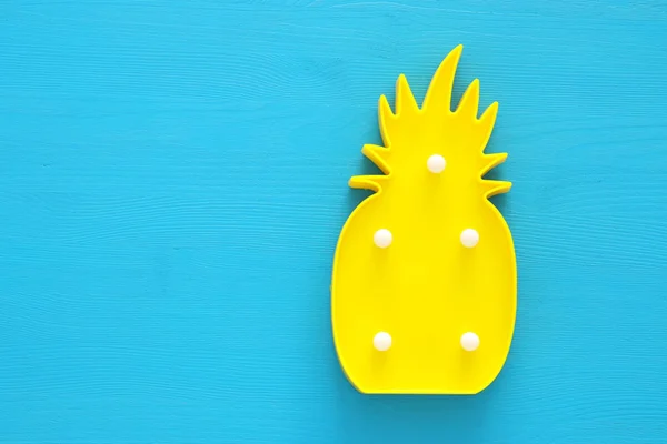 Una Lampada Plastica Ananas Con Led Sfondo Blu Legno Vacanza — Foto Stock