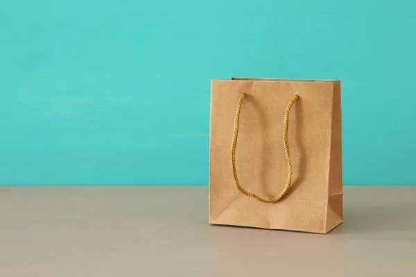 木桌上的空循环购物袋形象 — 图库照片