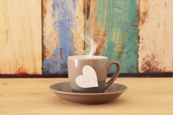 Εικόνα Του Καφέ Κύπελλο Την Καρδιά Πάνω Από Ξύλινο Τραπέζι — Φωτογραφία Αρχείου