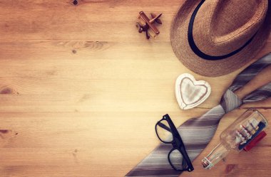 Üstten görünüm görüntü erkek fedora şapka ve kravat. Babalar günü kavramı