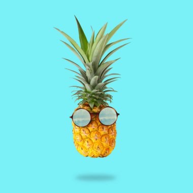 en az kavramı. Nane arka plan üzerinde güneş gözlüklü şirin ve komik ananas