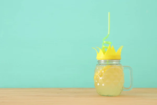 Imagen Bebida Limonada Fresca Lindo Vidrio Forma Piña Con Paja — Foto de Stock