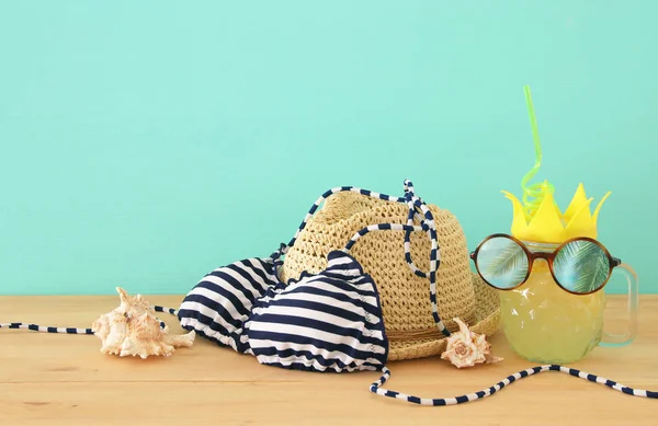 트위스트 비키니 수영복과 페도라 테이블 옆으로 귀여운 파인애플 유리에서 신선한 — 스톡 사진