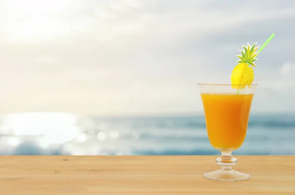 Imagen Cóctel Frutas Tropicales Exóticas Sobre Mesa Madera Frente Fondo — Foto de Stock