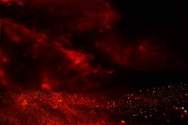 Kırmızı parıltılı klasik ışıklar arka planda. Odaklanamadı