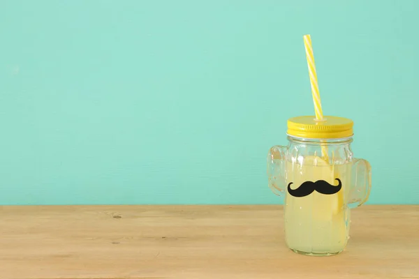 新鲜柠檬水饮料的形象在可爱的仙人掌形状的眼镜戴胡子 在木桌上 父亲节概念 — 图库照片