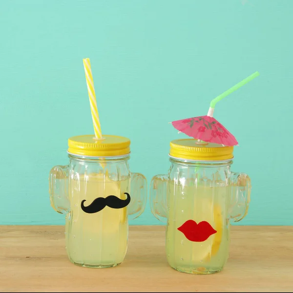 Imagen Bebida Fresca Limonada Lindas Gafas Forma Cactus Con Bigote — Foto de Stock