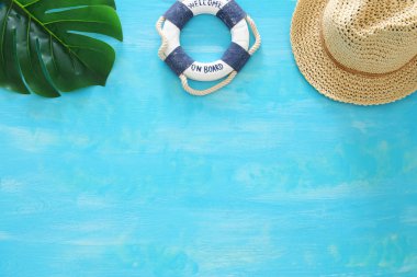 Görüntü deniz yaşam tarzı nesnelerle seyahat tatil tropikal ve yaz. Üstten görünüm