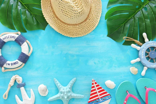 Görüntü deniz yaşam tarzı nesnelerle seyahat tatil tropikal ve yaz. Üstten görünüm