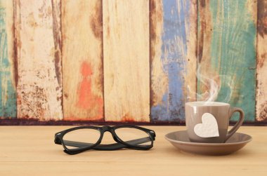 Sıcak kahve veya çay ve camlar ahşap masa üzerinde görüntü. Babalar günü kavramı