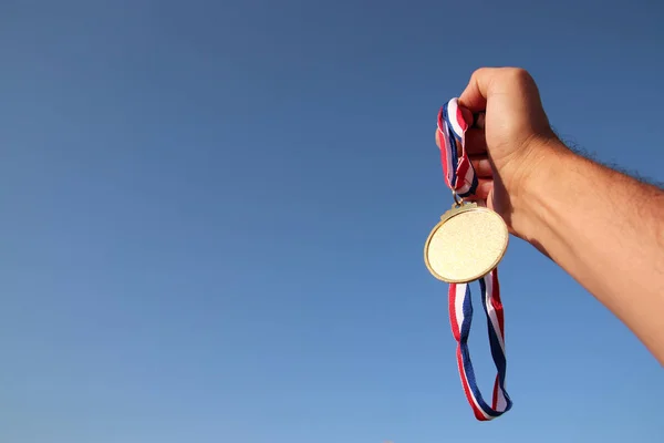 Mano Hombre Levantada Sosteniendo Medalla Oro Vacía Contra Cielo Premio — Foto de Stock