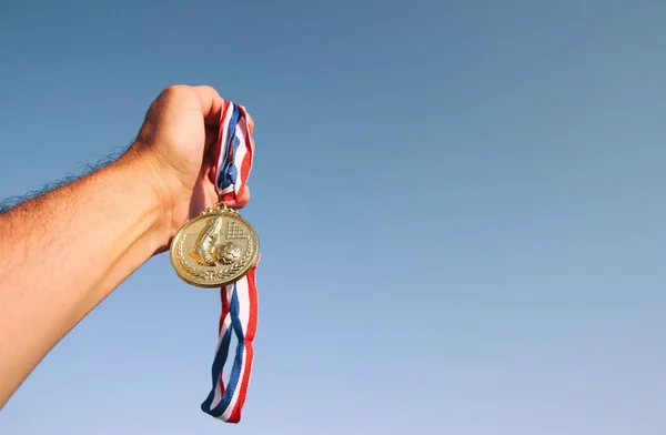 Adam Kaldırıyor Altın Madalyayı Gökyüzüne Karşı Tutuyor Ödül Zafer Konsepti — Stok fotoğraf