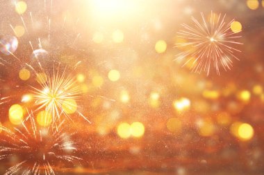 Havai fişeklerle soyut altın ve gümüş parıltılı arka plan. Noel arifesi, 4 Temmuz bayramı konsepti.