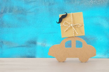 Çatıda baba için mevcut hediye kutusu ile ahşap araba görüntüsü. Babalar günü kavramı