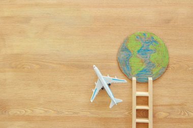 üstten görünüm resmini uçak dünya küre ve merdiven ahşap arka plan üzerinde