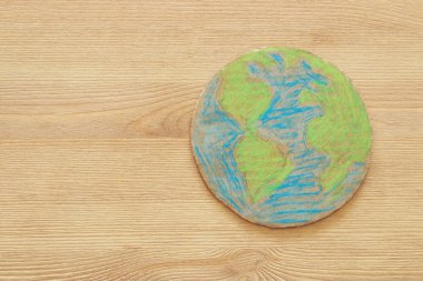üstten görünüm görüntüsünü dünya dünya üzerinde ahşap masa