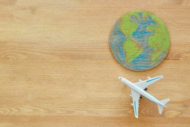 Uçak ve dünya dünya üzerinde ahşap arka plan görüntüsünü üstten görünüm.