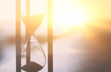 İş süreleri için zaman geçerken kum saati kavramı