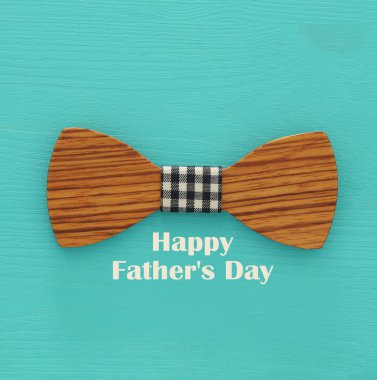 Dekoratif ahşap erkek papyon mavi arka plan üzerinde üstten görünüm