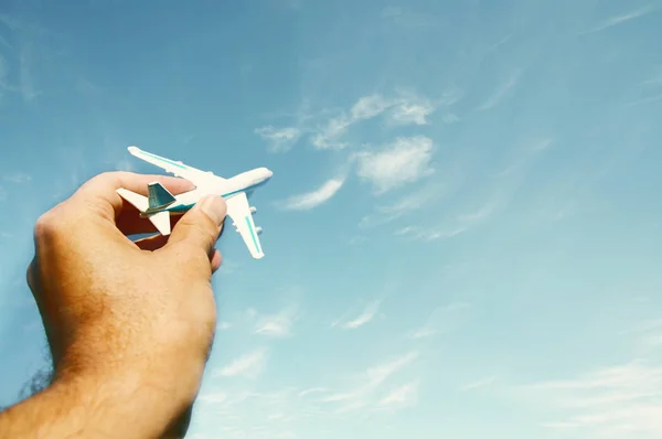 Nahaufnahme Eines Mannes Der Ein Spielzeugflugzeug Vor Blauem Himmel Mit — Stockfoto