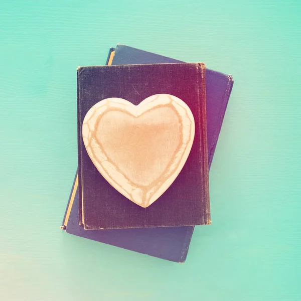 Top Bekijken Van Oude Boeken Met Houten Hart — Stockfoto