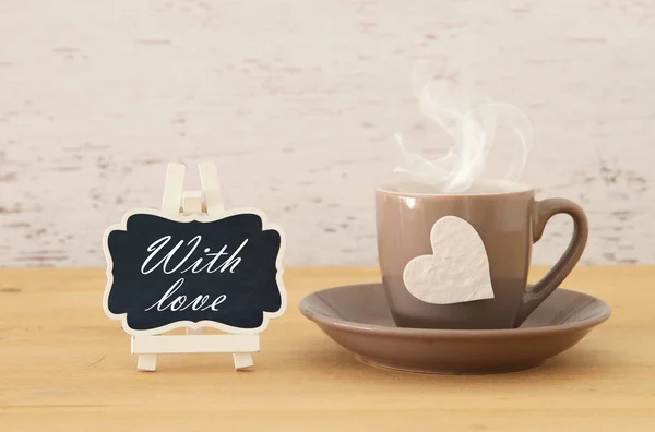 Obrázek Coffee Cup Srdcem Přes Dřevěný Stůl — Stock fotografie