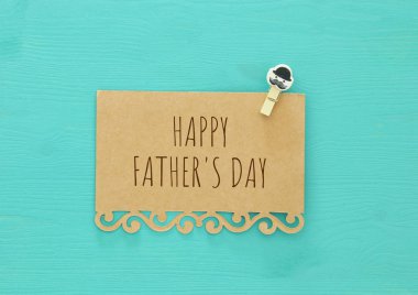 ahşap arka plan üzerinde babalar günü için tebrik ile Açık Not fotoğrafı üstten görünüm