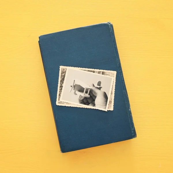 在黄色木质背景上的老书照片的顶部视图 — 图库照片