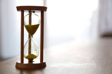 İş süreleri için zaman geçerken kum saati kavramı