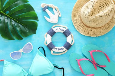 Görüntü deniz yaşam tarzı nesnelerle seyahat tatil tropikal ve yaz. Üstten görünüm