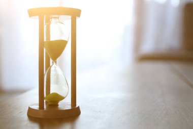 İş süreleri için zaman geçerken kum saati kavramı