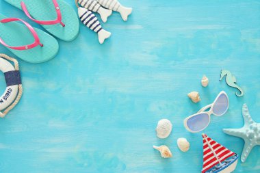 Görüntü deniz yaşam tarzı nesnelerle seyahat tatil tropikal ve yaz. Üstten görünüm