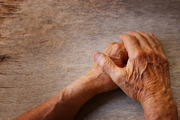 Κοντινό Πλάνο Ηλικιωμένα Αρσενικά Χέρια Ξύλινο Τραπέζι — Φωτογραφία Αρχείου
