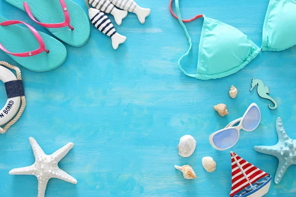 Görüntü deniz yaşam tarzı nesnelerle seyahat tatil tropikal ve yaz. Üstten görünüm