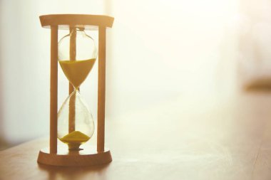 İş süreleri için zaman geçerken kum saati kavramı