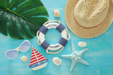 Görüntü deniz yaşam tarzı nesnelerle seyahat tatil tropikal ve yaz. Üstten görünüm