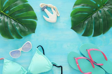 Görüntü deniz yaşam tarzı nesnelerle seyahat tatil tropikal ve yaz. Üstten görünüm