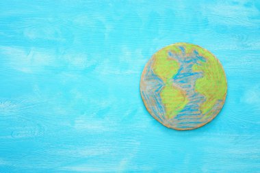 Dünya dünya üzerinde ahşap arka plan mavi imajını üstten görünüm