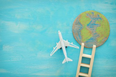 üstten görünüm resmini uçak dünya küre ve merdiven mavi ahşap arka plan üzerinde