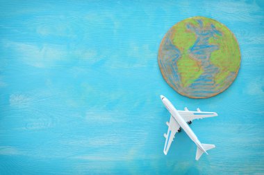 Uçak ve dünya dünya üzerinde ahşap arka plan mavi imajını üstten görünüm